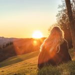 Femme contemple le soleil par Sara Kurfess