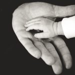 Mains - Père et enfant par Liane Metzler (unsplash.com)
