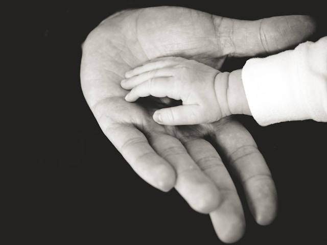Mains - Père et enfant par Liane Metzler (unsplash.com)